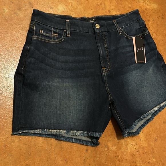NWT Jen 7 short. Varying sizes. - Picture 2 of 6